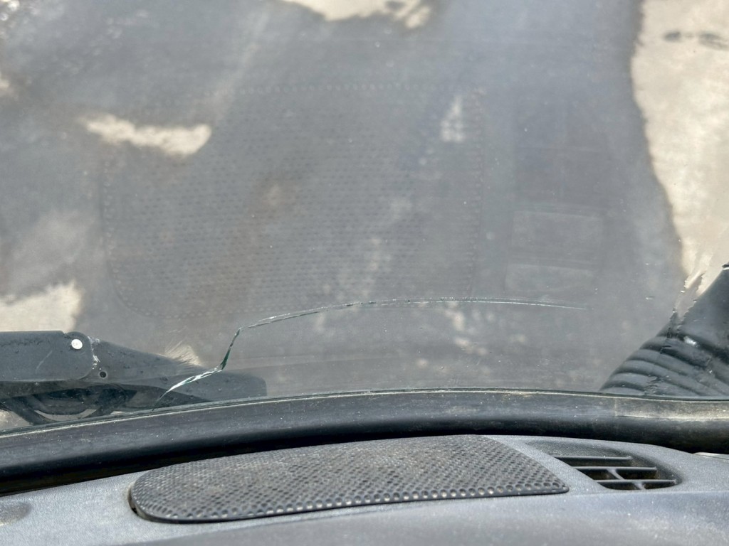 フロントガラス運転席下側に割れあります。|いすゞ ギガ QKG-CXZ77ATの写真31