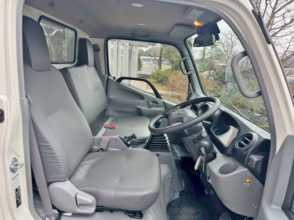 乗車定員は3名です。|日野 デュトロ 2KG-XZU640F(2WD)の写真7