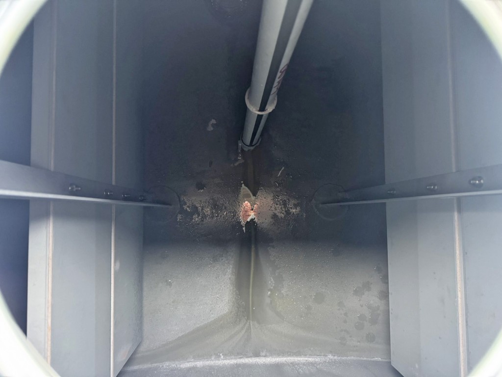 タンク内部の状態です。（前方）|日野 デュトロ 2KG-XZU640F(2WD)の写真8