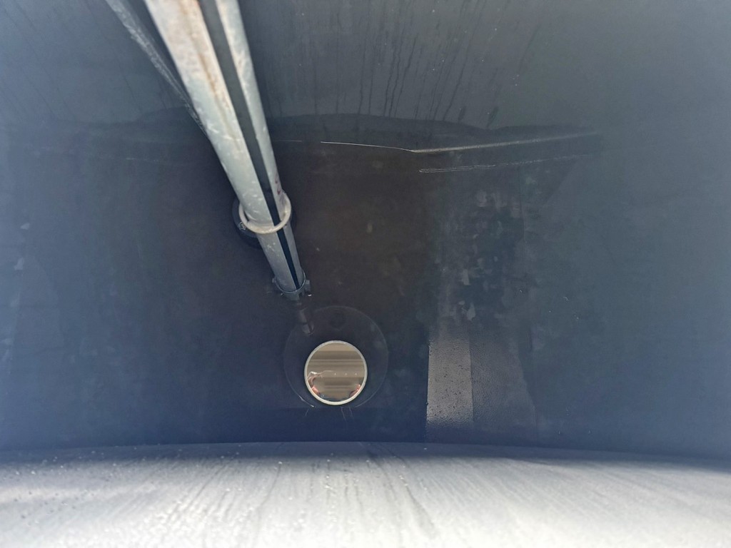 タンク内部の状態です。（中央）|日野 デュトロ 2KG-XZU640F(2WD)の写真9