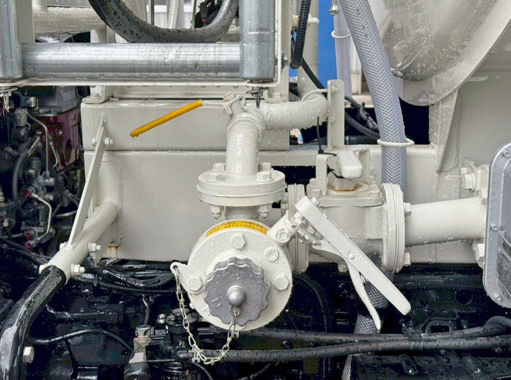 助手席側の配管周りの状態です。|日野 デュトロ 2KG-XZU640F(2WD)の写真16