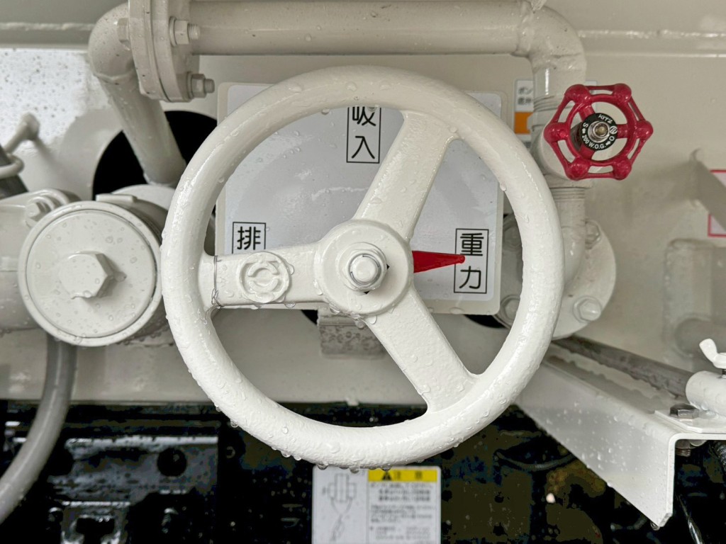 排出・重力・吸入の切り替えバルブです。|日野 デュトロ 2KG-XZU640F(2WD)の写真20