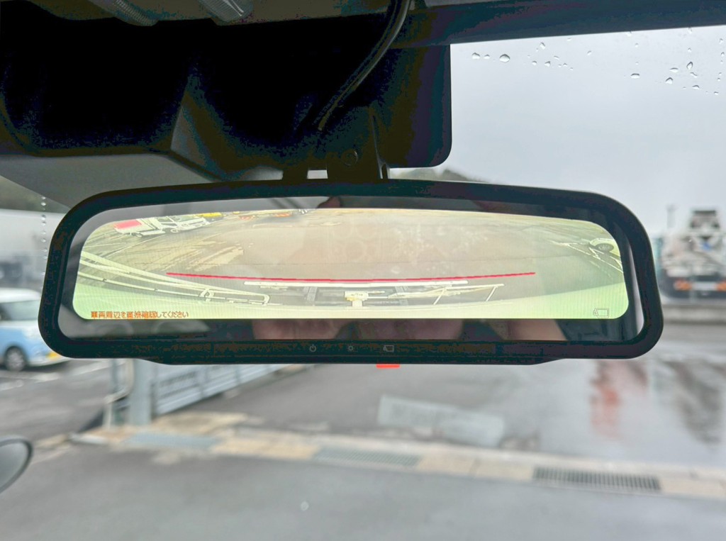 ルームミラーはバックモニターに切り替わります。|日野 デュトロ 2KG-XZU640F(2WD)の写真28
