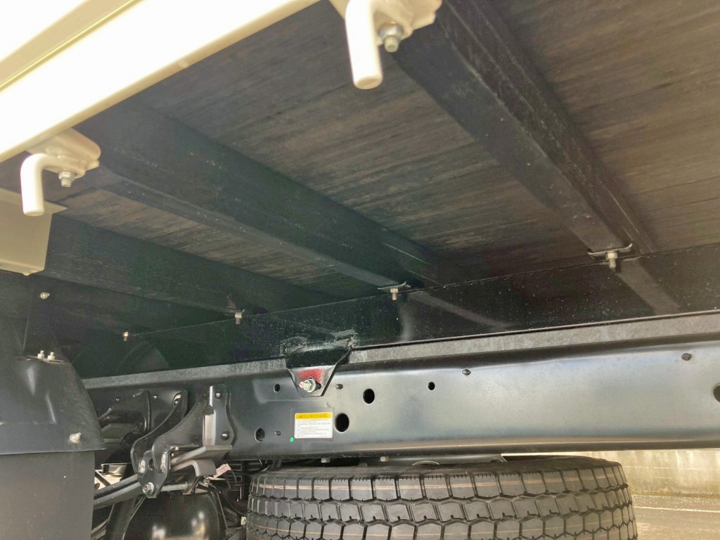 シャーシとネタの状態です。(縦ネタは鉄製・横ネタは木製です)|日野 レンジャー 2PG-FC2ABA(2WD)の写真6