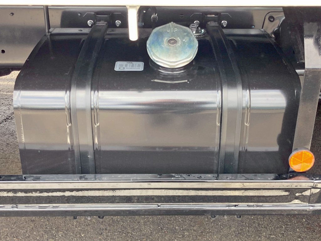 燃料タンクは100Lです。|日野 レンジャー 2PG-FC2ABA(2WD)の写真17