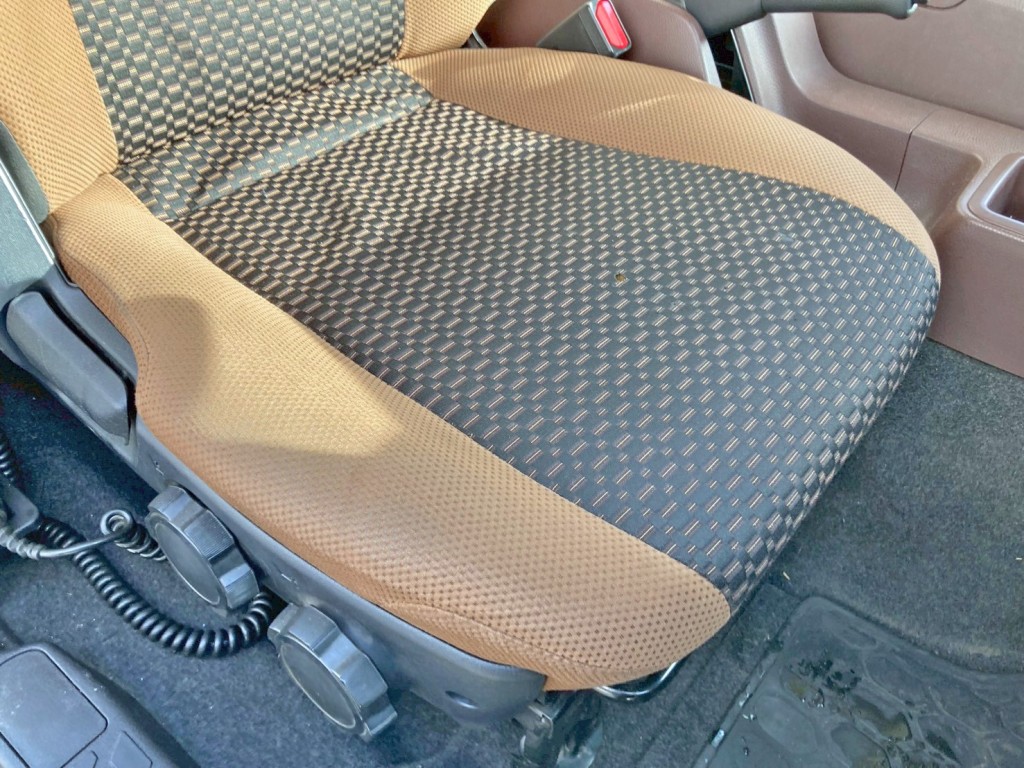 運転席座面にヘタリ・穴あきがあります。|日野 レンジャー 2KG-FC2ABG(2WD)の写真8