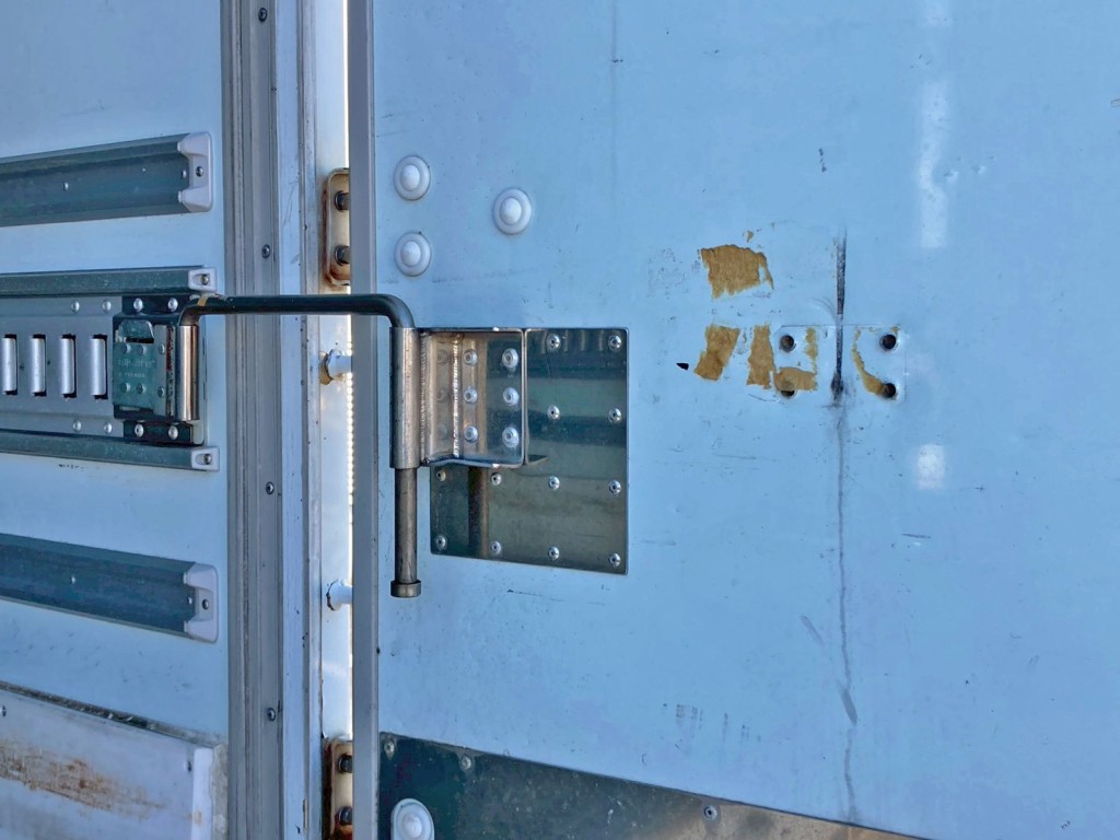 運転席側ストッパーの状態です。(ドア側のストッパー格納部が欠品しています)|日野 レンジャー 2KG-FC2ABG(2WD)の写真12