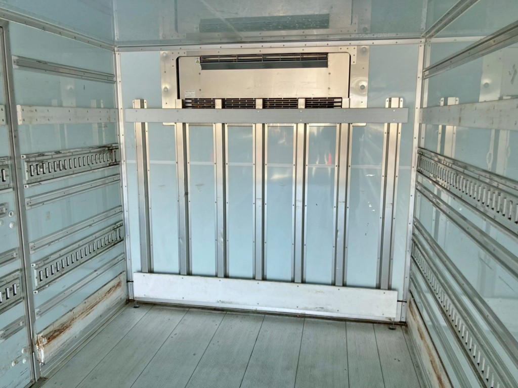 冷凍機の吹き出し口です。|日野 レンジャー 2KG-FC2ABG(2WD)の写真15