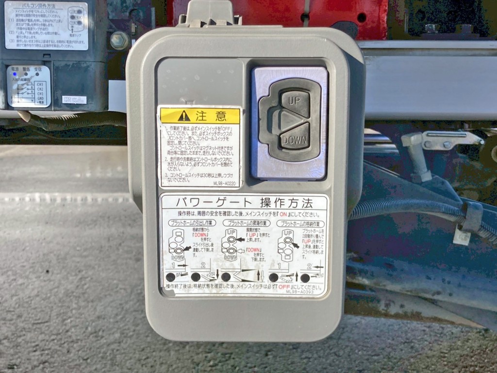 ゲートの昇降スイッチです。|日野 レンジャー 2KG-FC2ABG(2WD)の写真19
