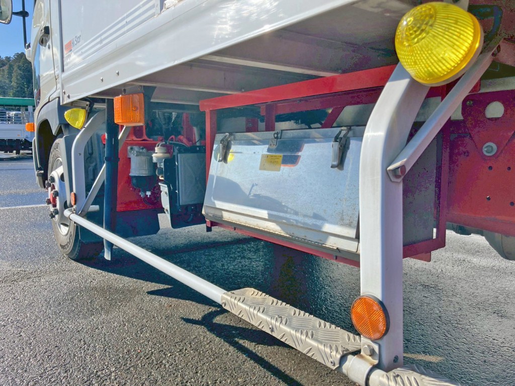 ボディー助手席側前方にステンレス製の工具箱が付いています。|日野 レンジャー 2KG-FC2ABG(2WD)の写真25