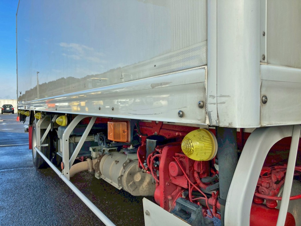 運転席側サイドレール前方にキズがあります。|日野 レンジャー 2KG-FC2ABG(2WD)の写真26