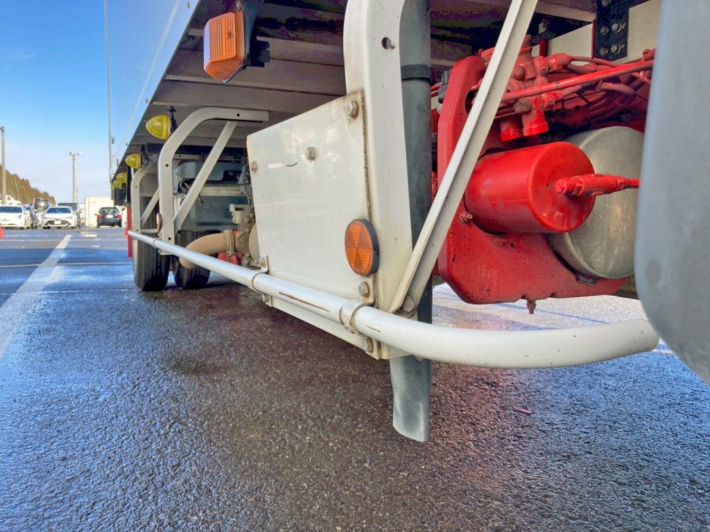 運転席側サイドバンパーに引きキズ・ステーに曲がりがあります。|日野 レンジャー 2KG-FC2ABG(2WD)の写真27