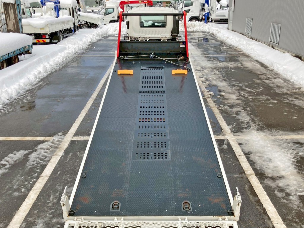 床は鉄板です。|いすゞ フォワード 2RG-FRR90S2(2WD)の写真8