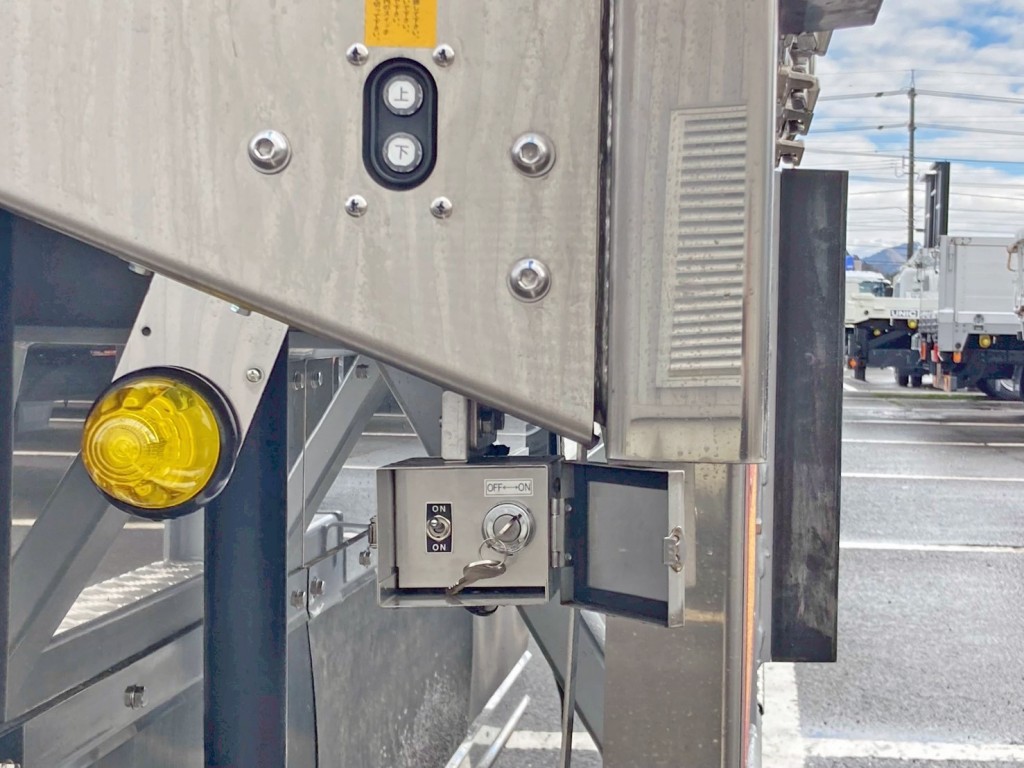 ウイングの開閉 及び メインスイッチです。|トレクス  PFB34118の写真22