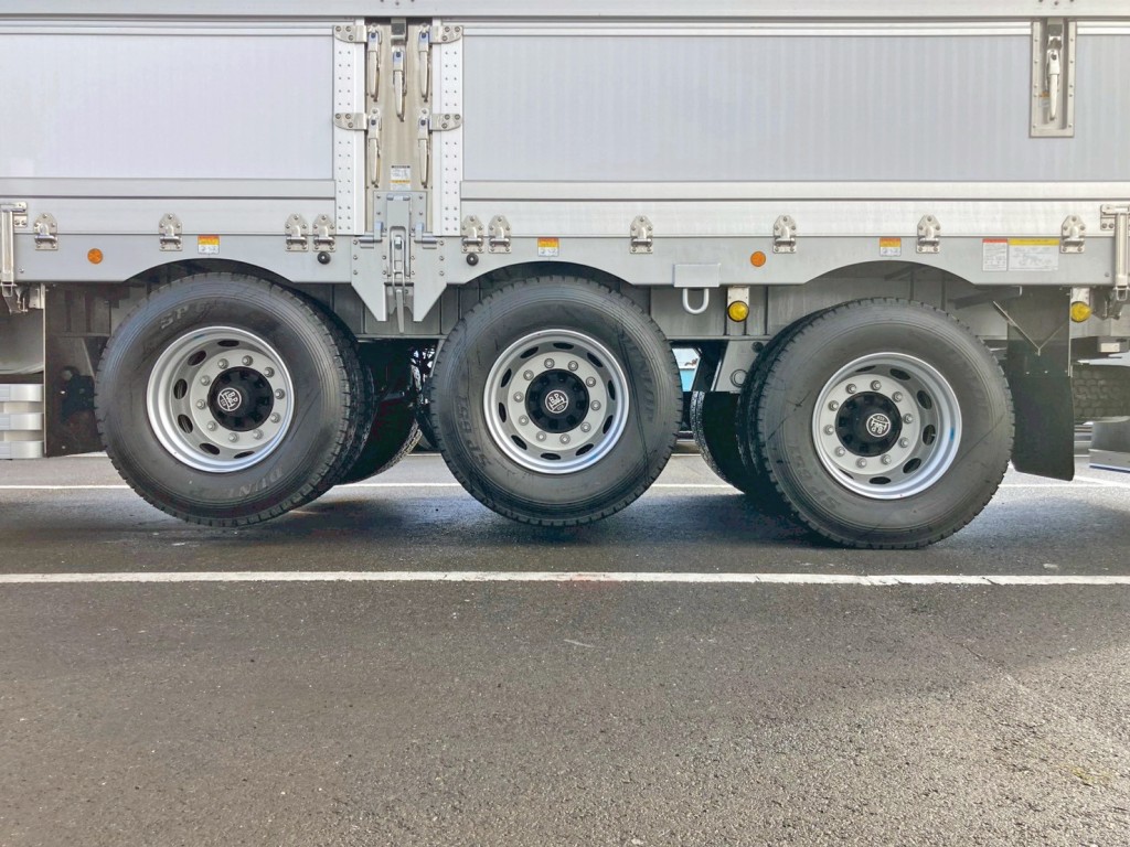 リフトアクスル機能付きです。(前2軸がリフトアップします)|トレクス  PFB34118の写真23