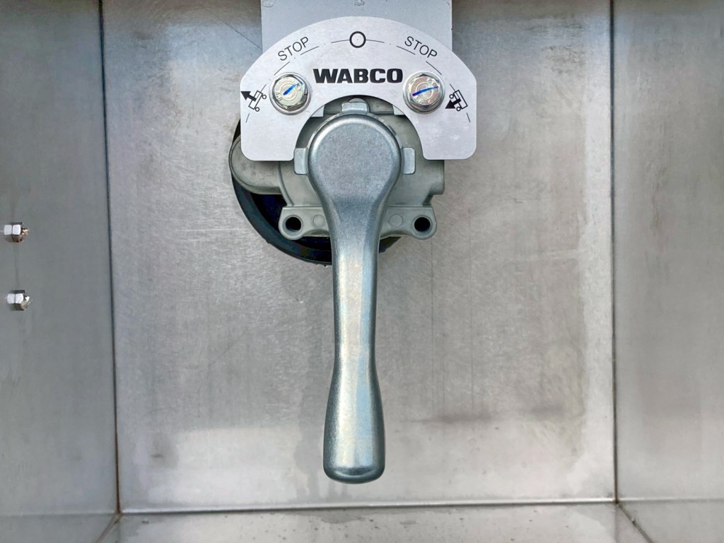 エアサスの昇降レバーです。|トレクス  PFB34118の写真26