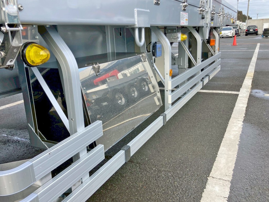 運転席側にステンレス製の工具箱が付いています。|トレクス  PFB34118の写真27