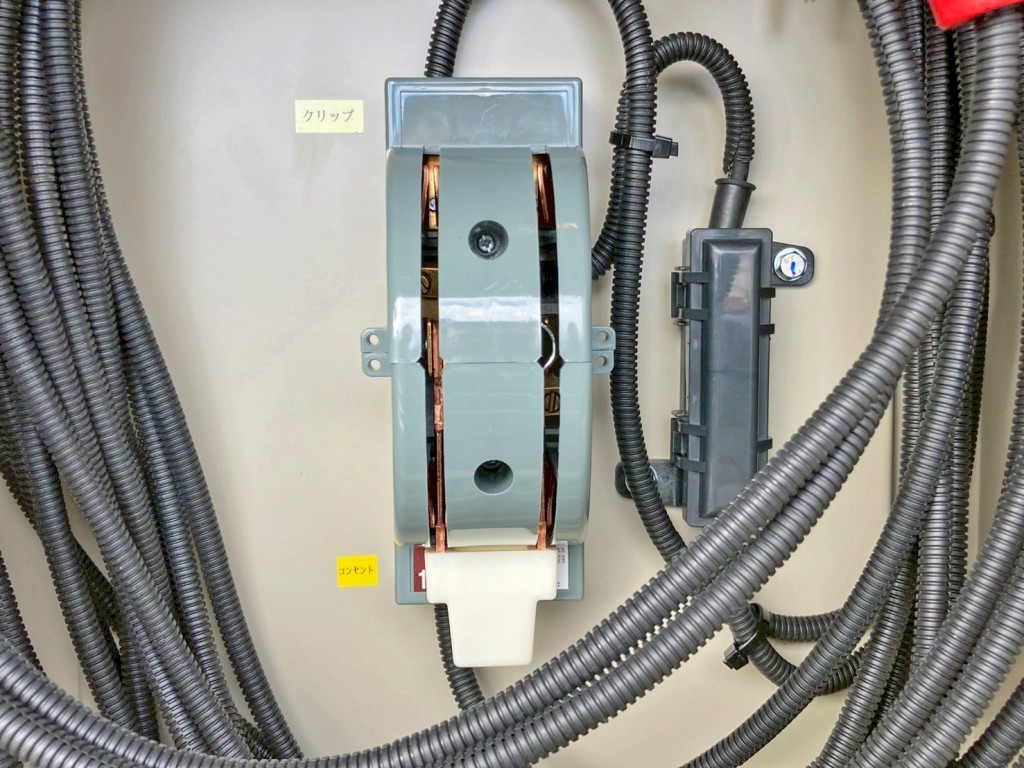 ワニ口クリップとボディー前方のコンセントの切り替えスイッチです。|トレクス  PFB34118の写真29