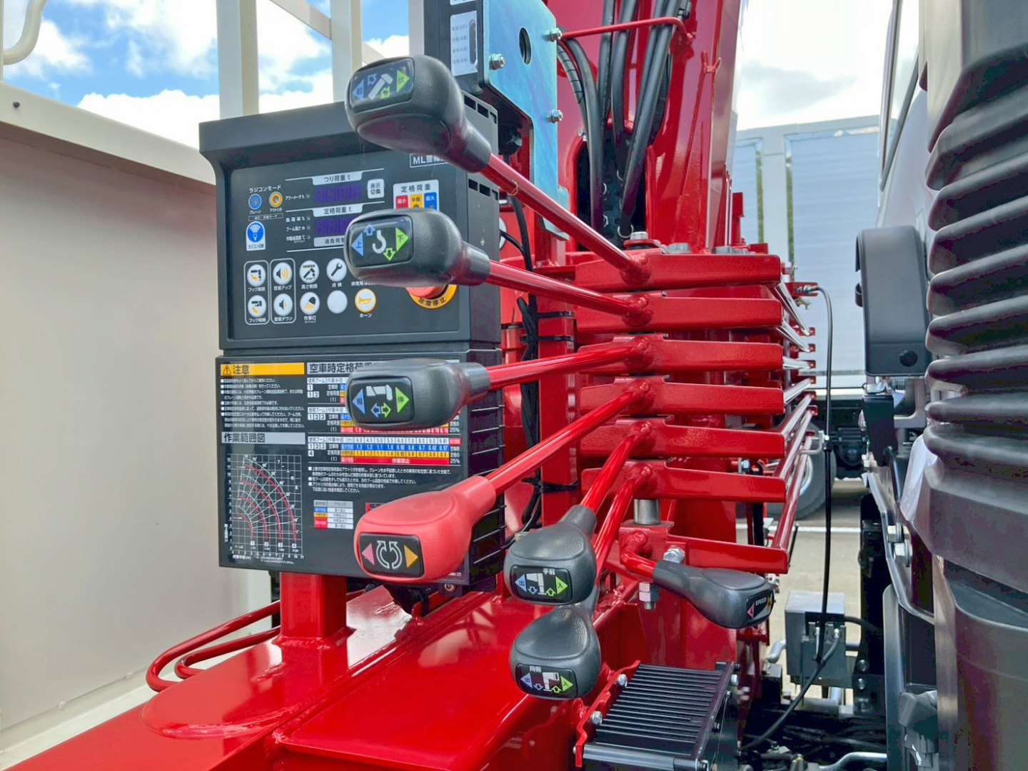 クレーンの操作レバーです。|日野 レンジャー 2KG-FE2ACAの写真18