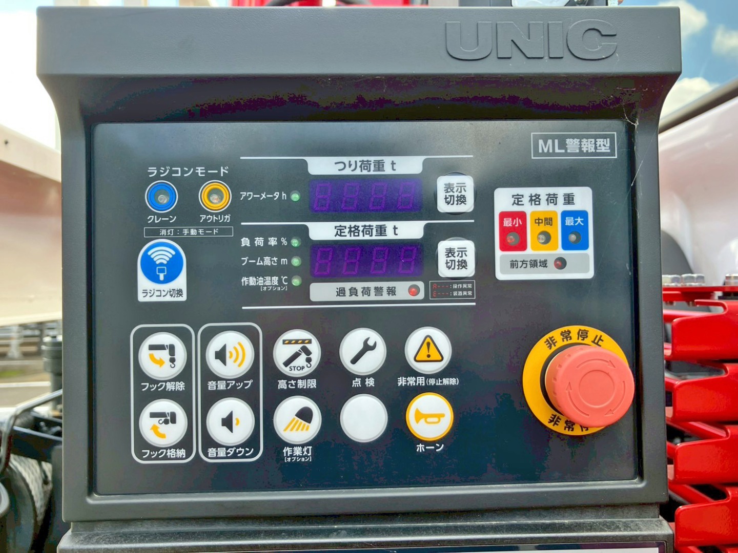 クレーンの各種操作スイッチです。|日野 レンジャー 2KG-FE2ACAの写真20