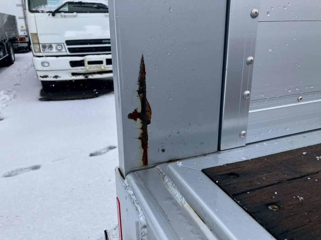 ボディー後方柱内側にキズ・サビがあります。|三菱 スーパーグレート 2KG-FS70HZの写真11