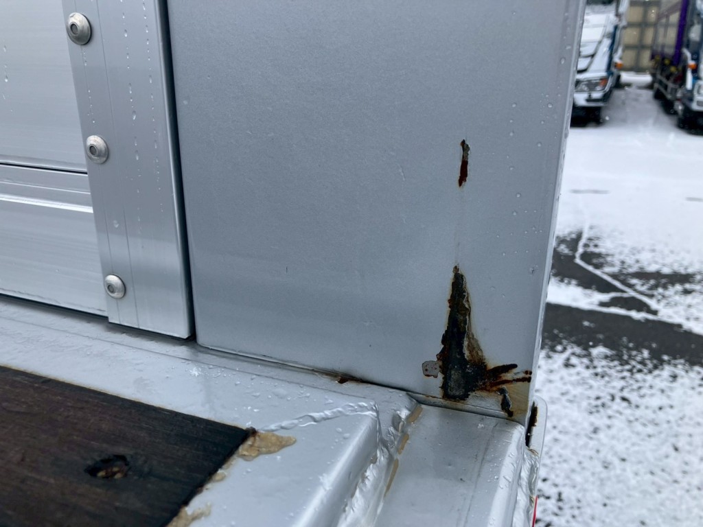 ボディー後方柱内側にキズ・サビがあります。|三菱 スーパーグレート 2KG-FS70HZの写真12