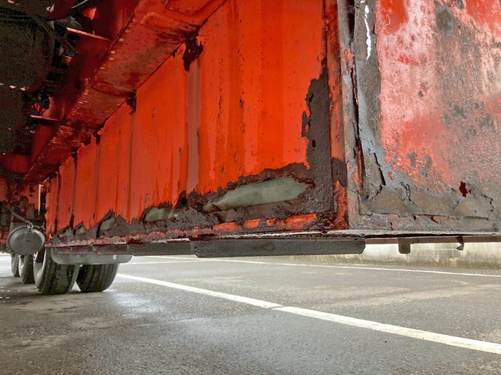 助手席側リン木入れに腐食・穴あきがあります。|トレクス  PFB34118の写真11