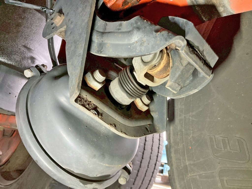 2軸目運転席側ローラーにガタがあります。|トレクス  PFB34118の写真18