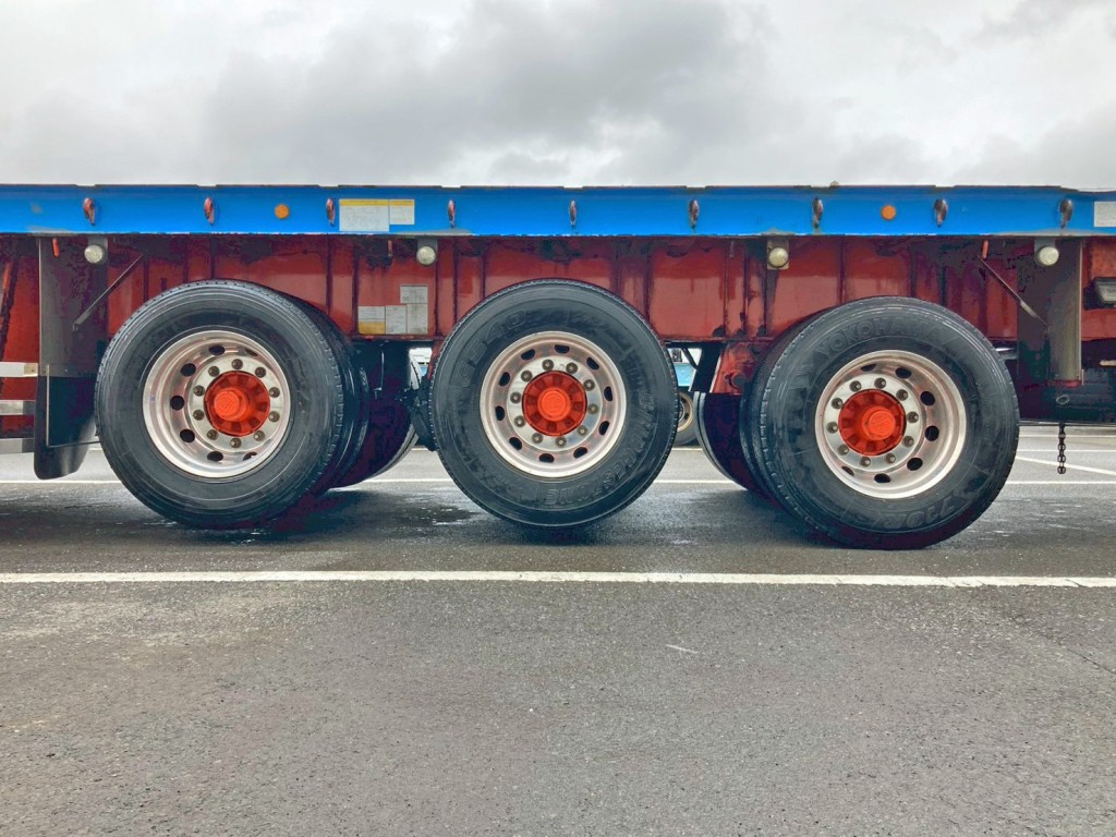 リフトアクスル機能付きです。(前2軸がリフトアップします)|トレクス  PFB34118の写真38