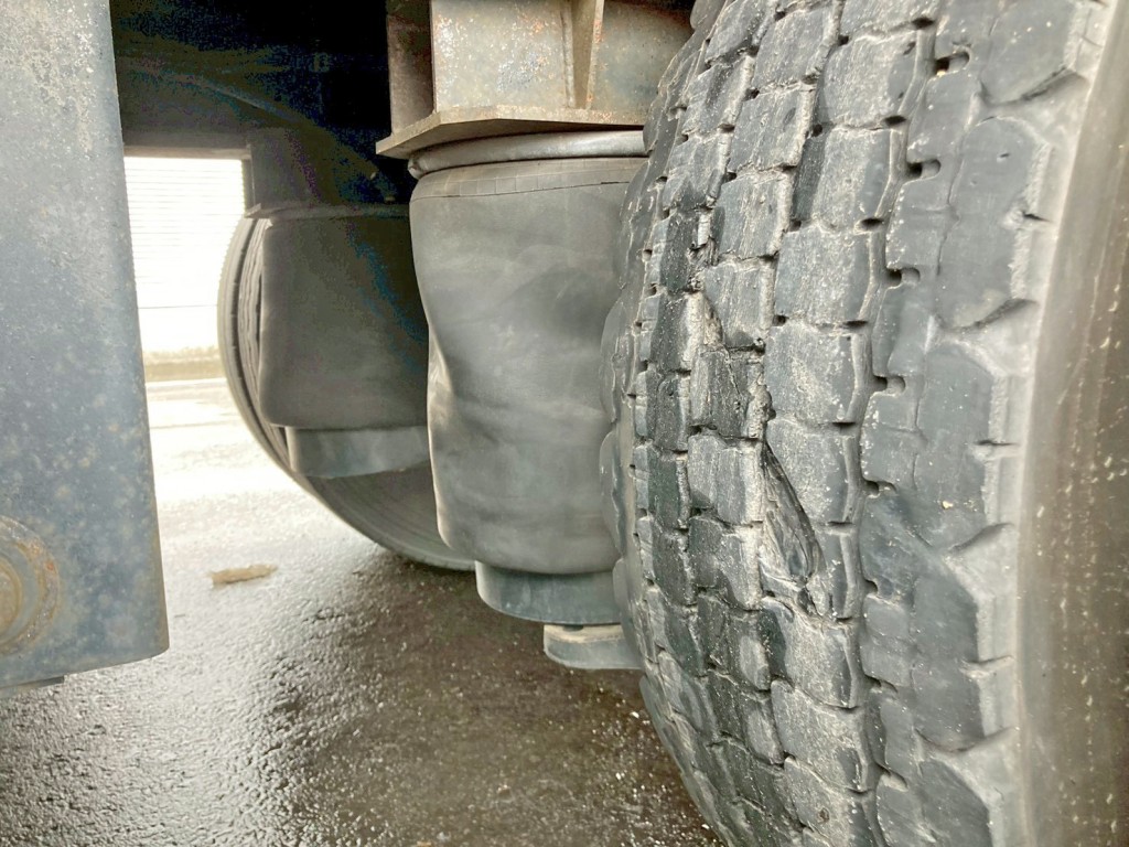 1軸目運転席側のエアサス不良(エアー入らない)です。|日通  NT27R001の写真6