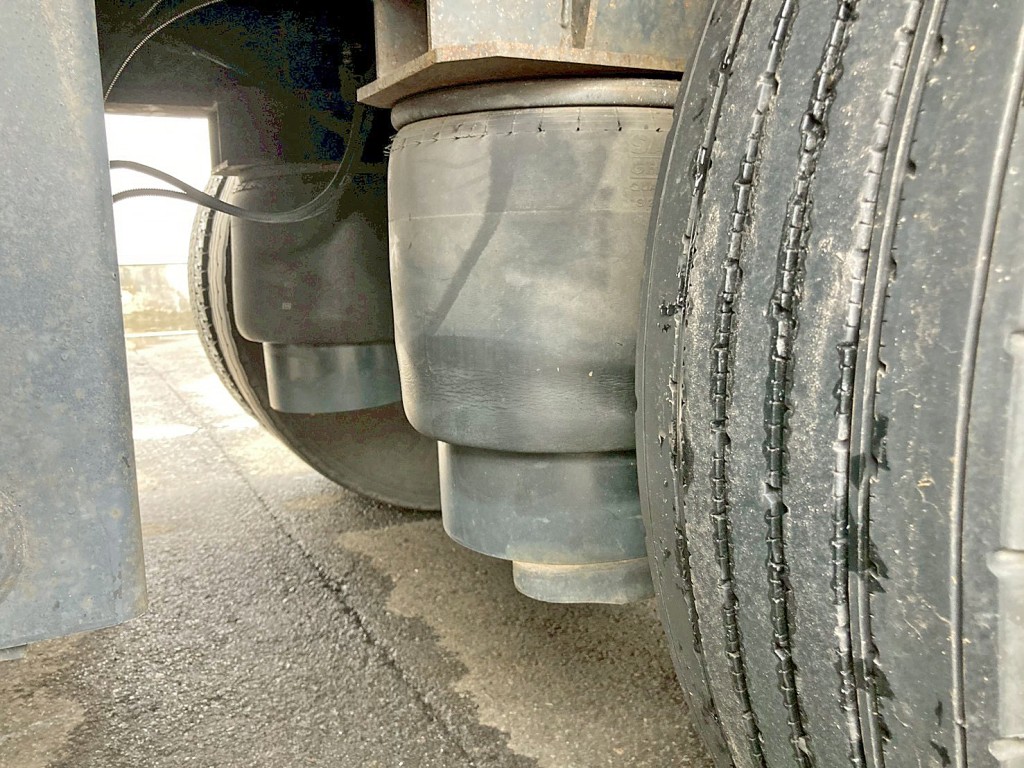 2軸目運転席側のエアサス不良(エアー入らない)です。|日通  NT27R001の写真7