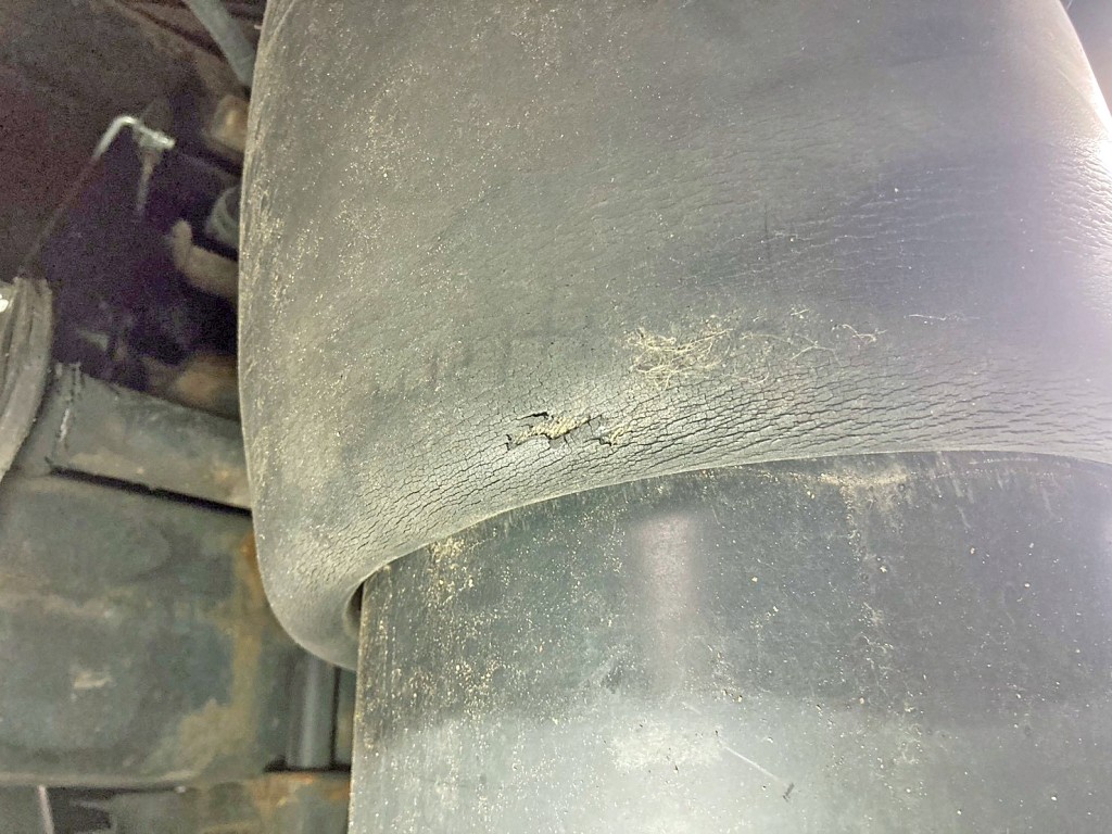 2軸目運転席側のベローズに亀裂があります。|日通  NT27R001の写真8