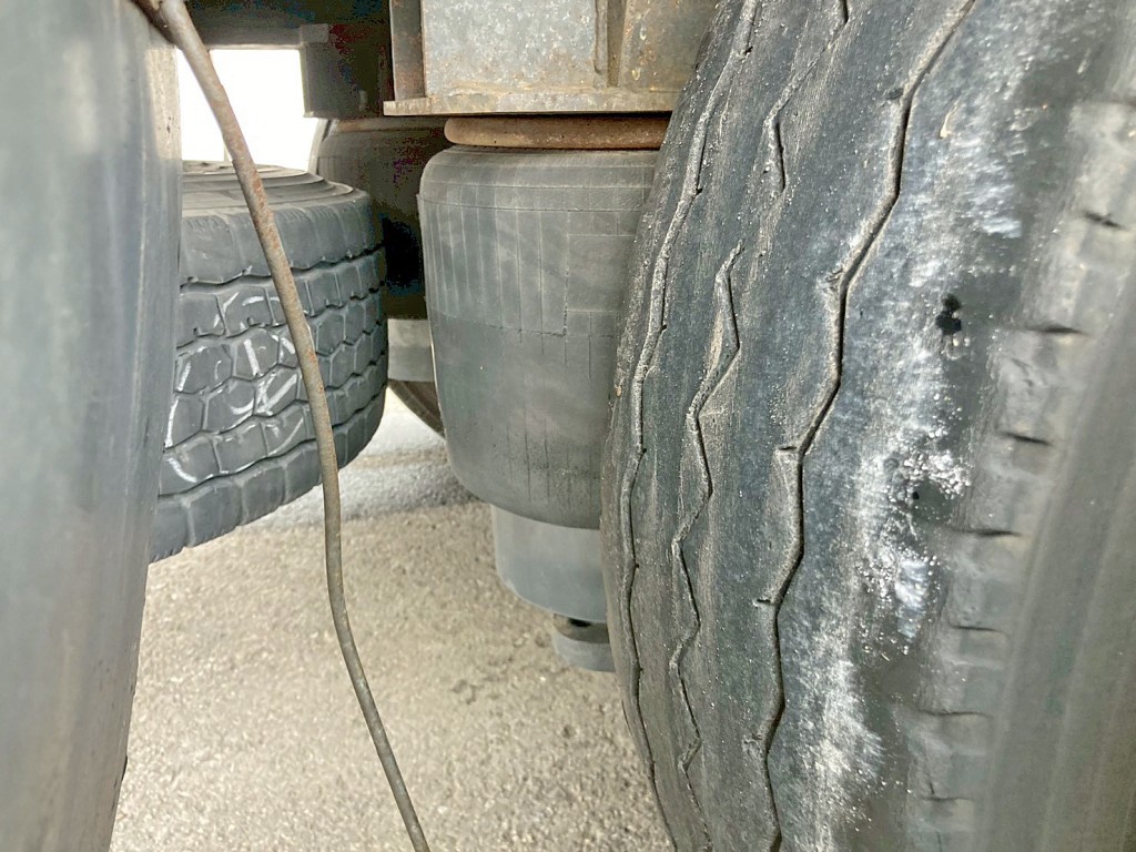 3軸目運転席側のエアサス不良(エアー入らない)です。|日通  NT27R001の写真9