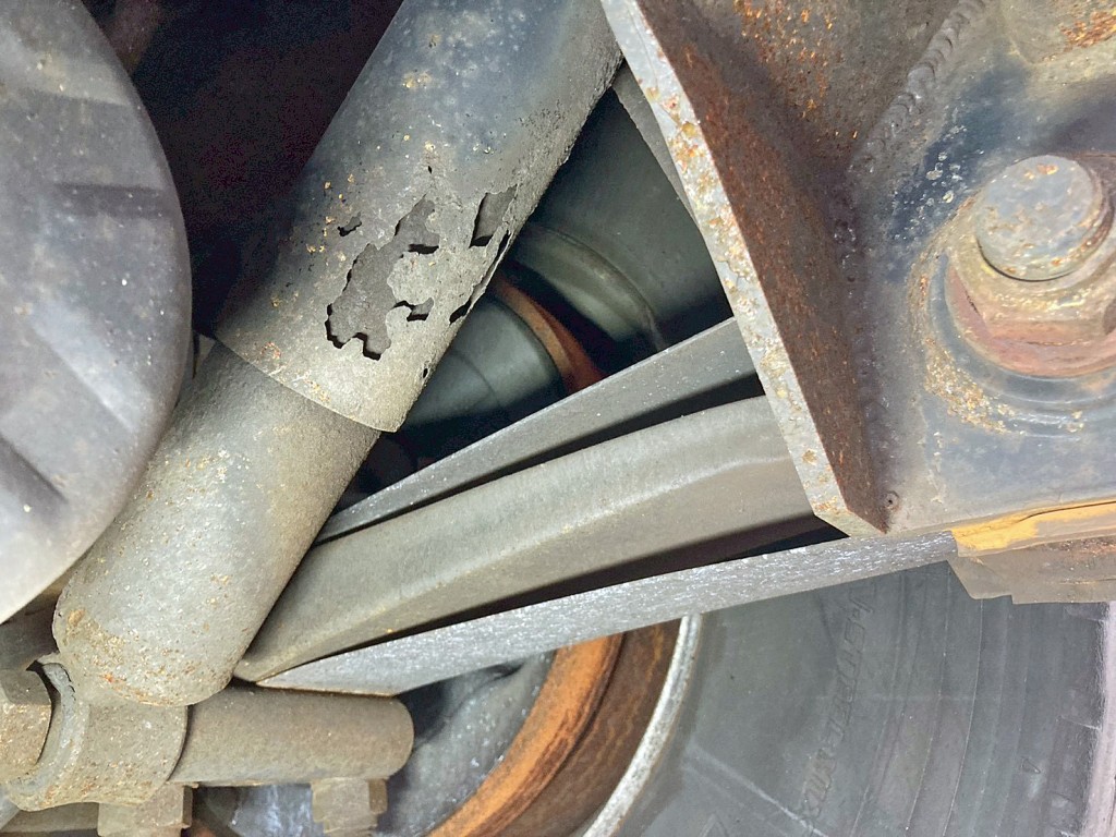 1軸目助手席側のショックアブソーバーカバーに腐食・穴あきがあります。|日通  NT27R001の写真13