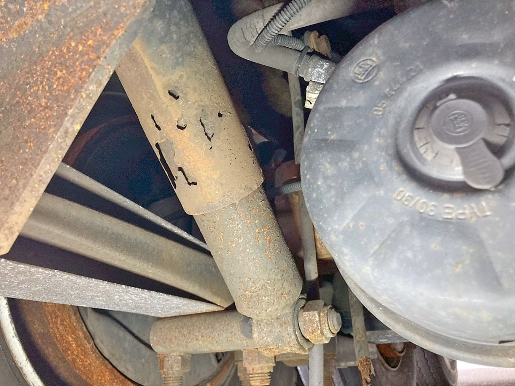 1軸目運転席側のショックアブソーバーカバーに腐食・穴あきがあります。|日通  NT27R001の写真14