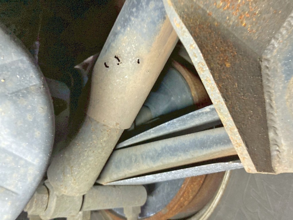 2軸目助手席側のショックアブソーバーカバーに腐食・穴あきがあります。|日通  NT27R001の写真15