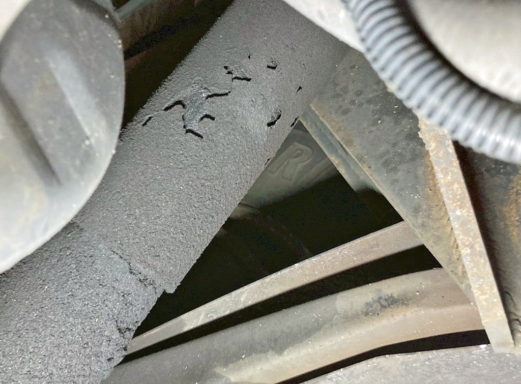 3軸目助手席側のショックアブソーバーカバーに腐食・穴あきがあります。|日通  NT27R001の写真16