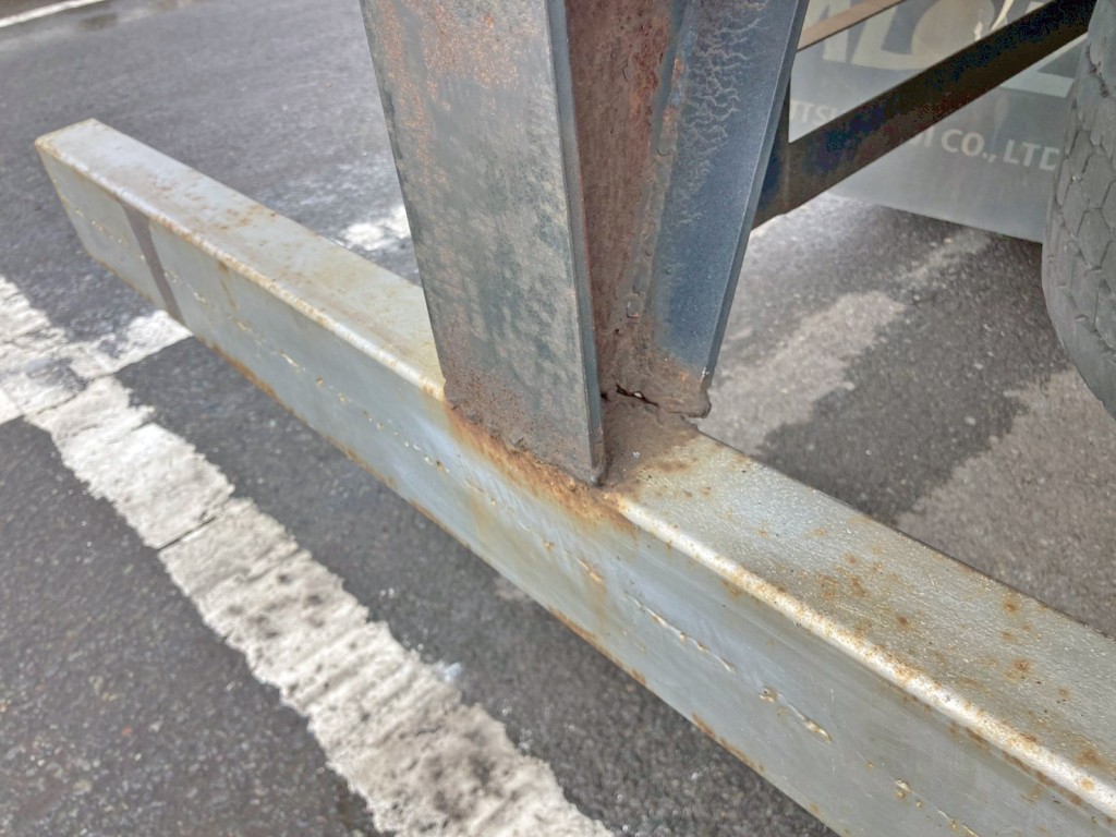 リヤバンパー助手席側取付部に亀裂があります。|日通  NT27R001の写真29