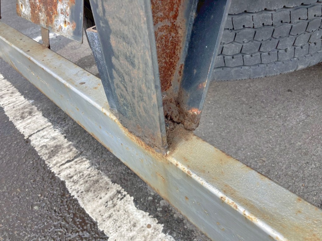 リヤバンパー運転席側取付部に亀裂があります。|日通  NT27R001の写真30