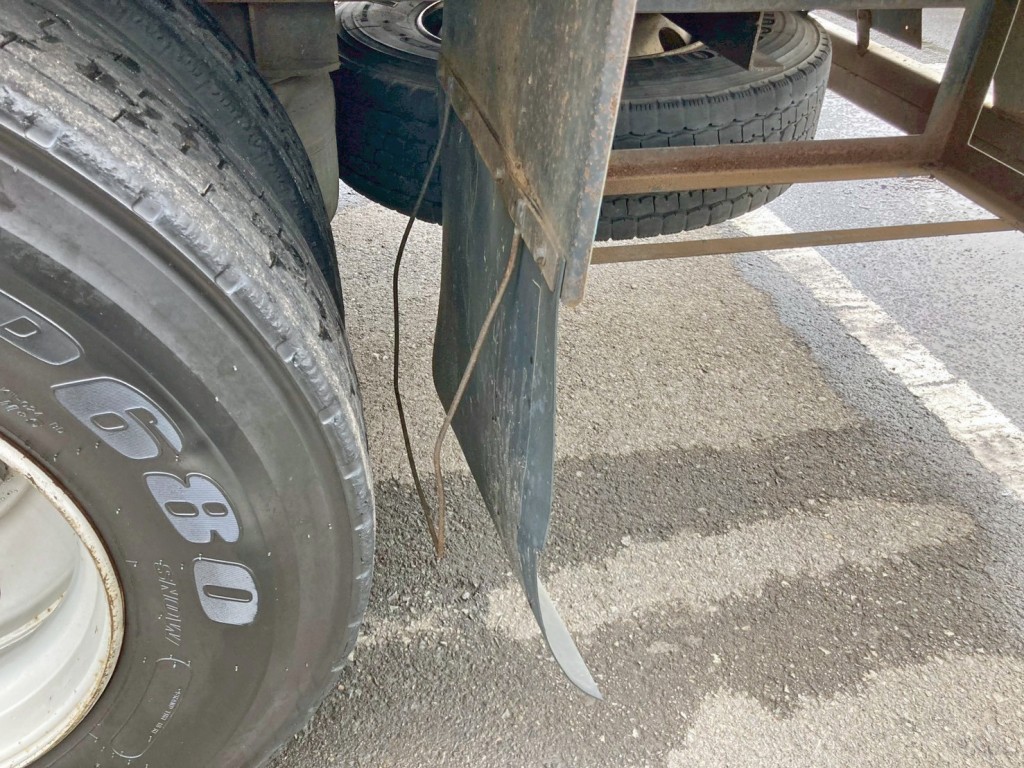 助手席側泥除けステーに曲がりがあります。|日通  NT27R001の写真31