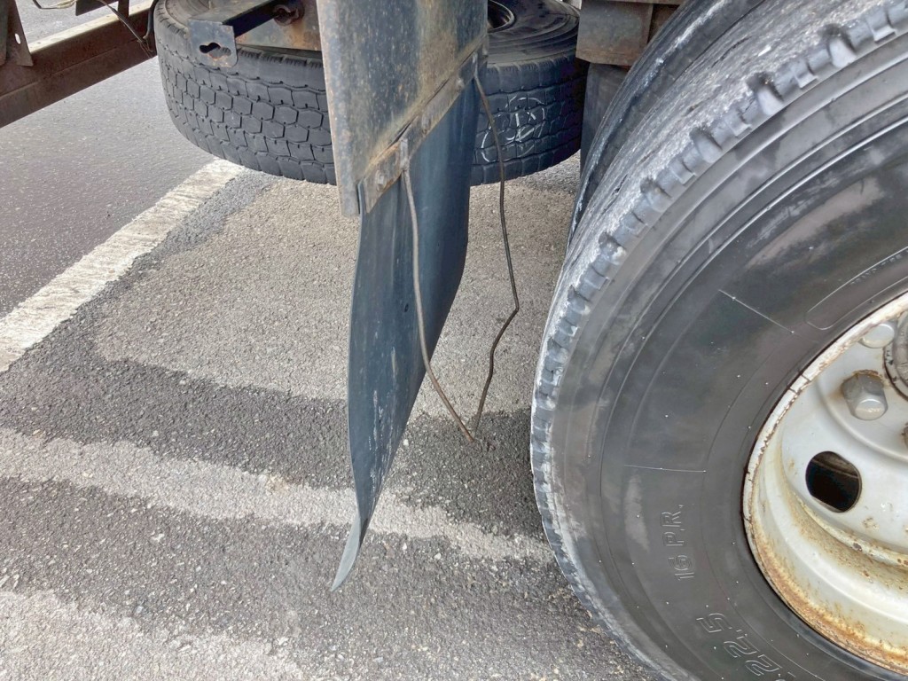 運転席側泥除けステーに曲がりがあります。|日通  NT27R001の写真32