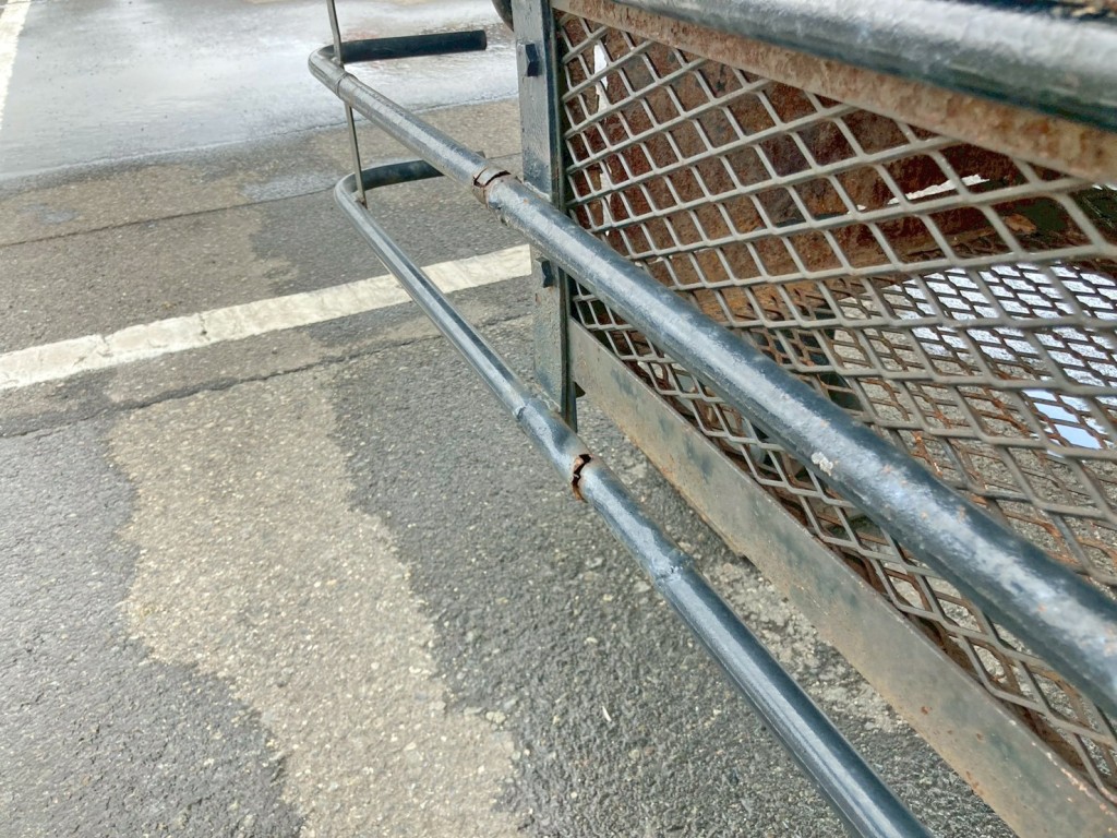 助手席側サイドバンパー前方に曲がり・折れがあります。|日通  NT27R001の写真35