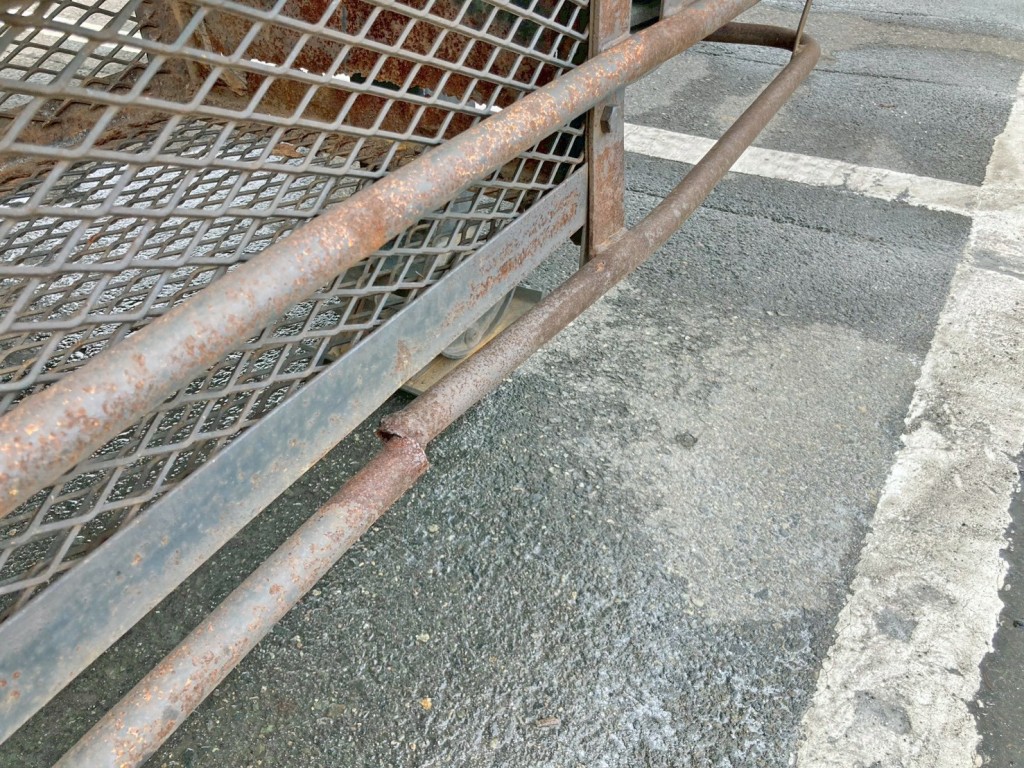 運転席側サイドバンパー前方に折れがあります。|日通  NT27R001の写真39