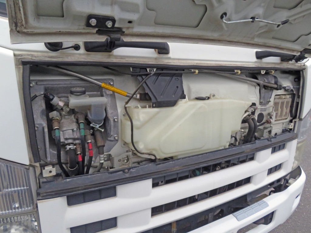 フロントパネル内部に軽いサビがあります。|いすゞ フォワード PKG-FRR90S2(2WD)の写真52