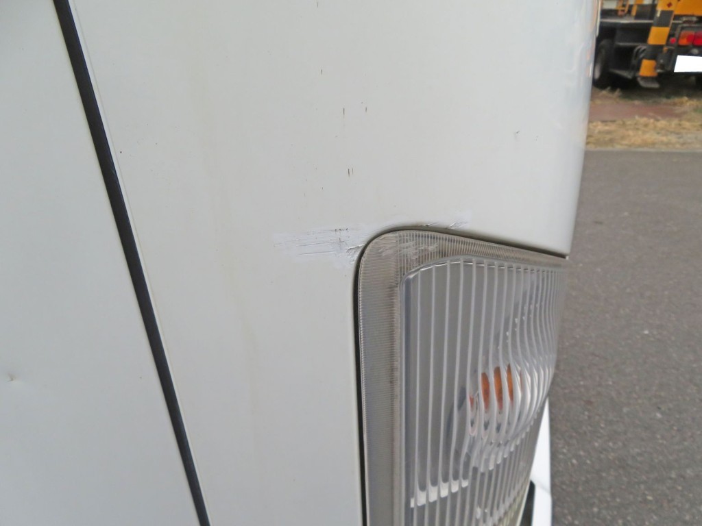 コーナーカバーとヘッドライトレンズにキズがあります。|いすゞ フォワード PKG-FRR90S2(2WD)の写真56