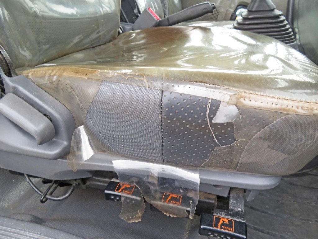 運転席座面の状態です。|いすゞ フォワード PKG-FRR90S2(2WD)の写真84