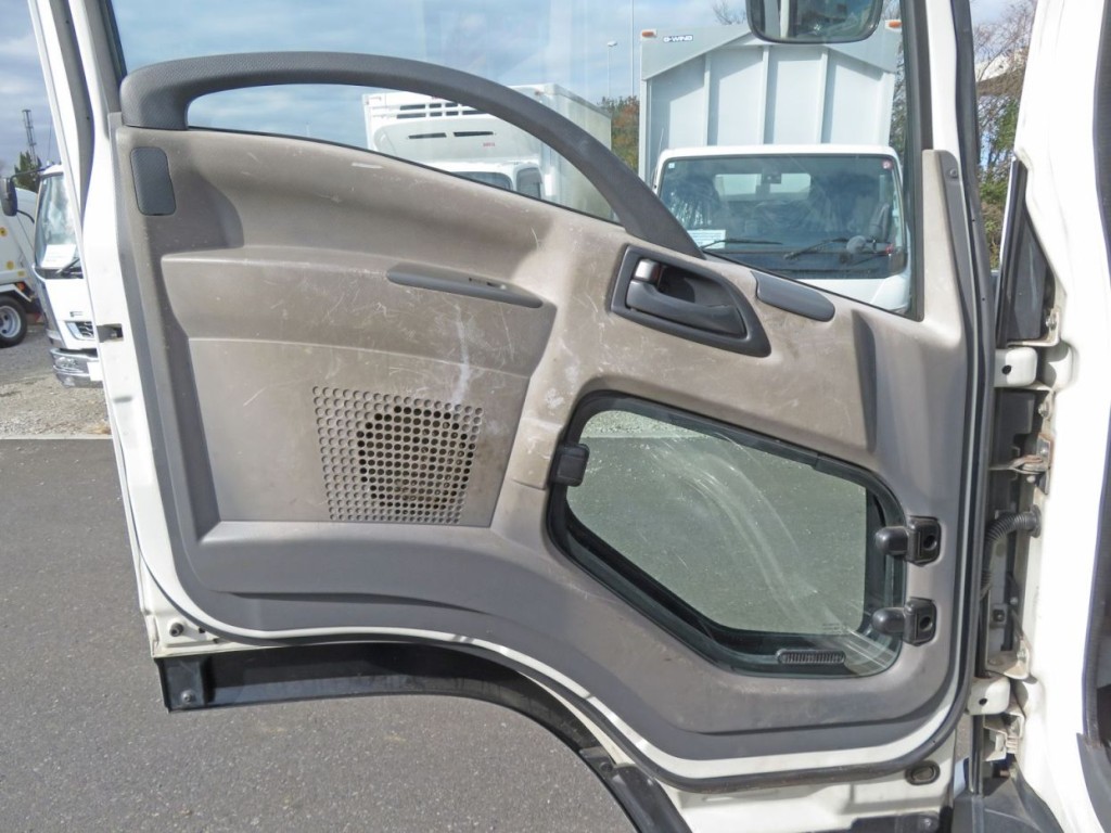 助手席側ドアの内張りに日焼け跡・キズ・スレがあります。|いすゞ フォワード PKG-FRR90S2(2WD)の写真92