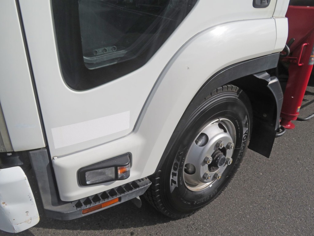 助手席側フェンダー周りに細かいキズがあります。|いすゞ フォワード PKG-FRR90S2(2WD)の写真94