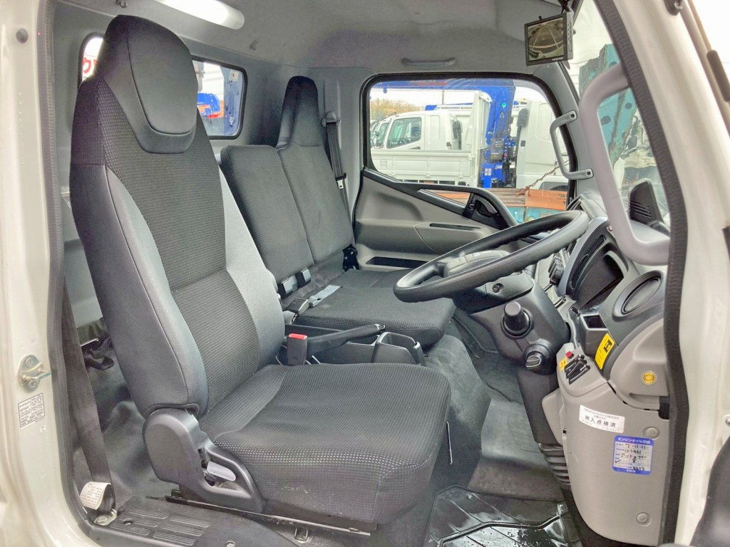 乗車定員は3名です。|三菱 キャンター 2PG-FEB80(2WD)の写真7