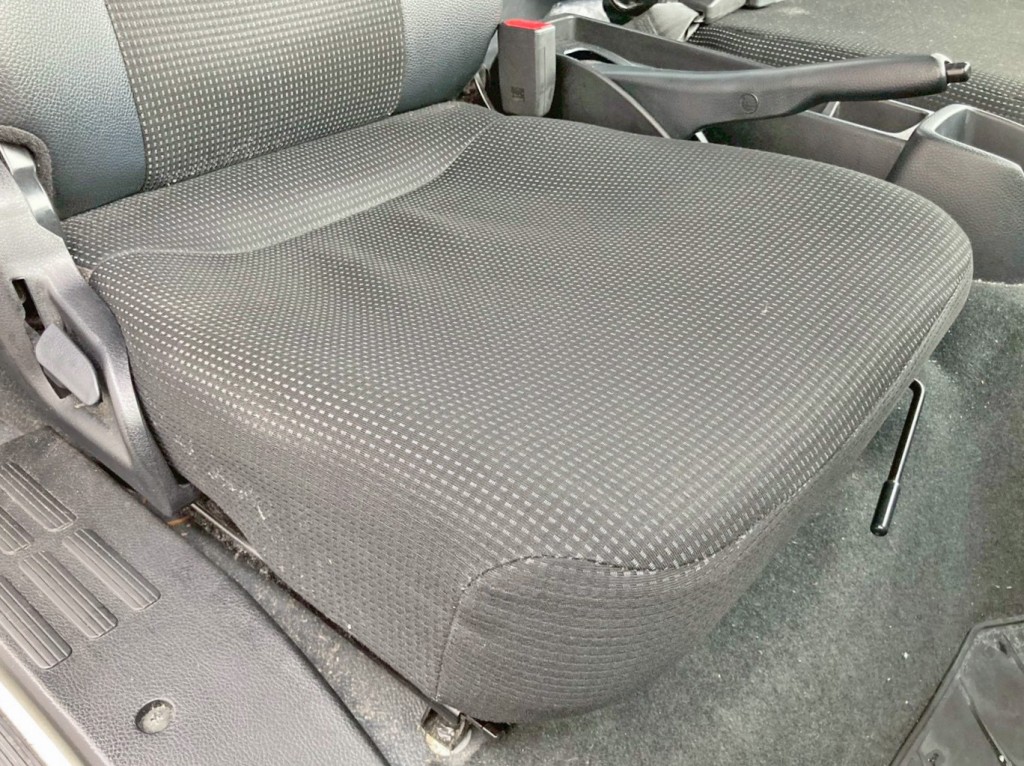 運転席座面にヘタリがあります。|三菱 キャンター 2PG-FEB80(2WD)の写真8